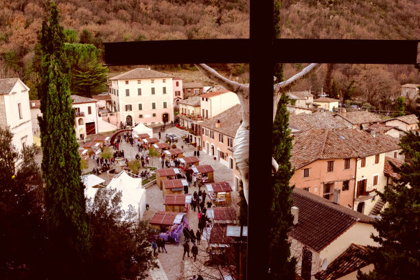 古比奥(意大利)小镇全景照片从山上的教堂拍摄，耶稣受难像从后面图片下载