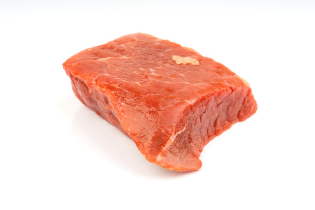 新鲜的生牛肉片孤立在白色的背景图片下载