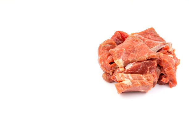 新鲜的生牛肉片孤立在白色的背景图片下载