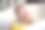 可爱的白种蓝眼睛男婴在浴缸里哭，因为他的脸上和头上有泡沫;手里拿着黄色的玩具鸭子。图片下载