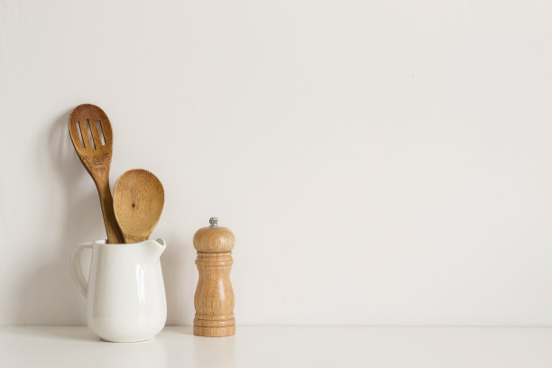 简约的厨房用具在桌子墙上的背景。配方模板模型图片下载
