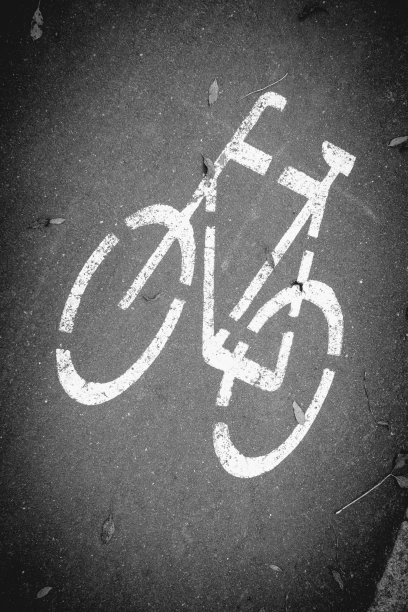 灰色沥青上的白色自行车图案图片下载