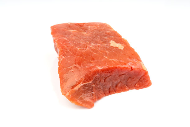 新鲜的生牛肉片孤立在白色的背景图片下载