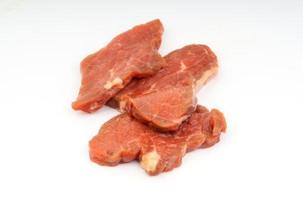 新鲜的生牛肉片孤立在白色的背景图片下载