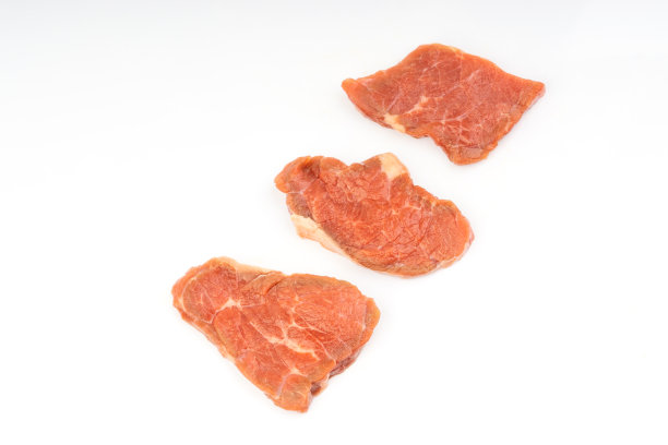 新鲜的生牛肉片孤立在白色的背景图片下载