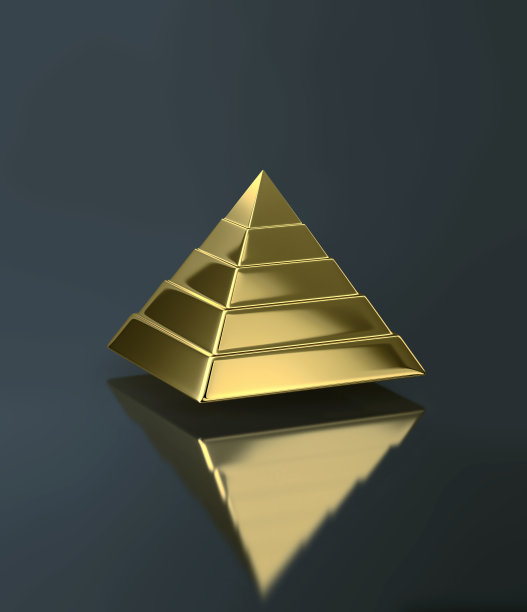 金色的金字塔与反射在黑暗的背景图片下载