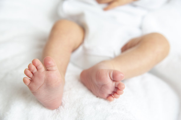 新生儿脚和腿的照片图片下载
