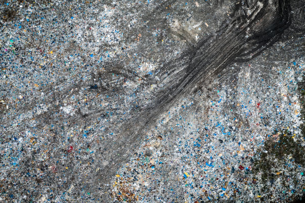 推土机在露天固体废物堆积场，来自废物的污染，波兰图片下载