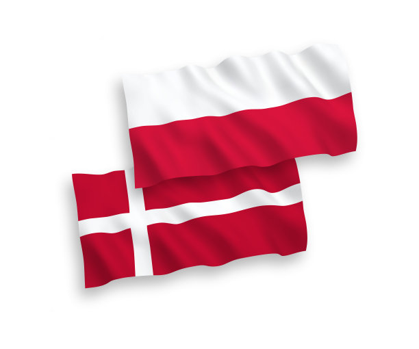 白色背景上的丹麦和波兰国旗图片下载