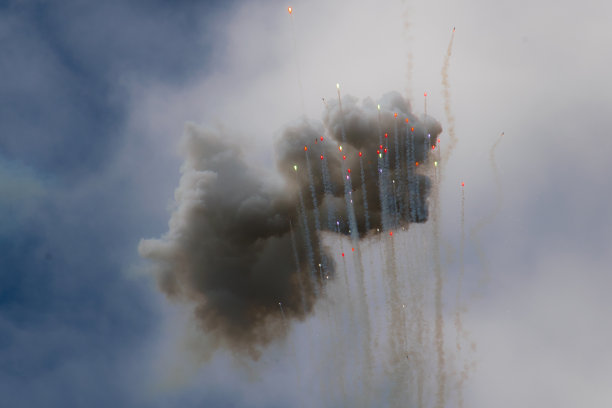 天烟花、彩云和子弹升天图片下载