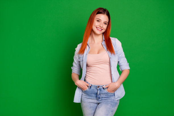 特写照片美丽的惊人的疯狂的她，她的狐狸女士真诚的看起来牙齿灿烂的微笑，相当有吸引力的深情可爱穿着休闲牛仔裤牛仔衬衫孤立的绿色明亮的背景图片下载