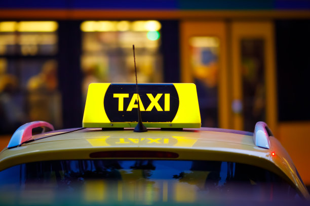 黄色出租车和模糊的电车图片下载