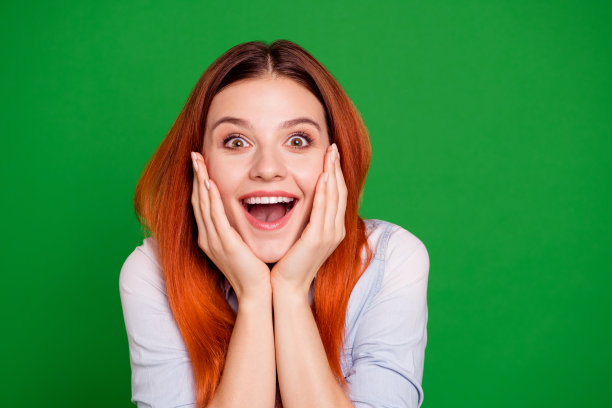 近距离的照片美丽的惊人的她她的狐狸女士手臂手脸颊颧骨不相信幸福快乐足球球迷进球穿休闲牛仔裤牛仔衬衫孤立的绿色明亮的背景图片下载