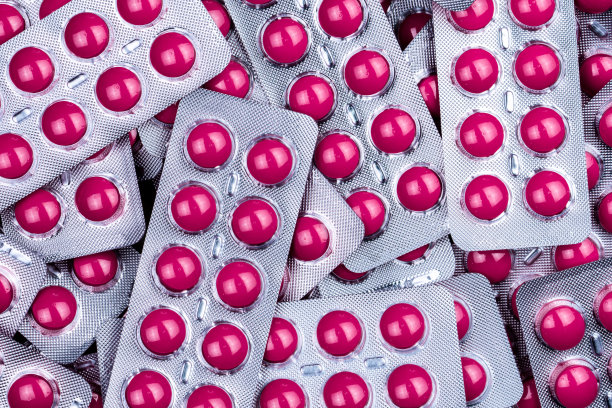 泡罩包装的粉色圆形药片。制药行业。药店的产品。处方药。止痛药。布洛芬用于治疗头痛、高烧、偏头痛。非甾体抗炎药药物图片下载