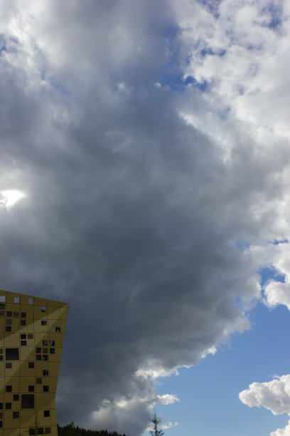 蓝天白云笼罩着这座历史名城图片下载