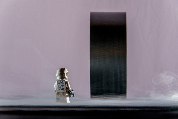 玩具人物站在一个神秘的黑色矩形。图片下载