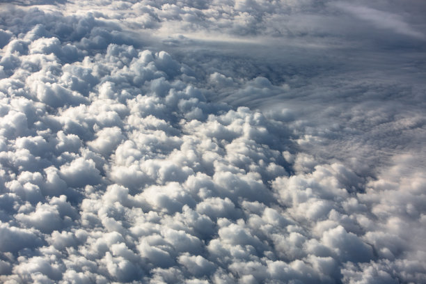 上午从飞机上拍摄的城市航拍图像图片下载