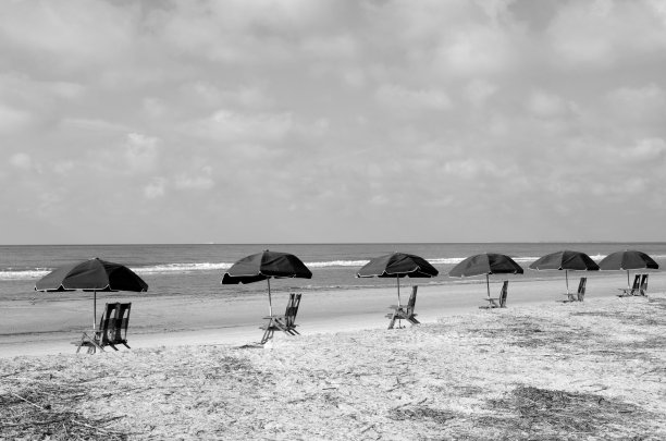 海滩伞和椅子在大西洋前拍摄的黑白照片图片下载