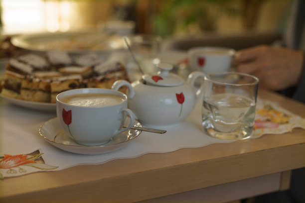 热咖啡在杯子里，蛋糕在桌子上。复古风格的照片。图片下载