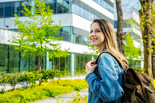 一个背着背包的年轻学生是第一次靠近大学校园。图片下载