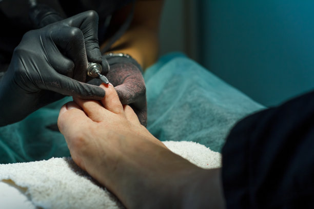 美容院里，美容师在修指甲。图片下载