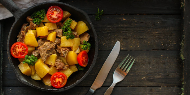 炖牛肉，炖土豆和肉。炖的主菜。食品的背景。前图片下载