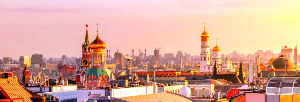 夏日日落克里姆林宫附近的莫斯科屋顶，一派生机勃勃的景象图片下载