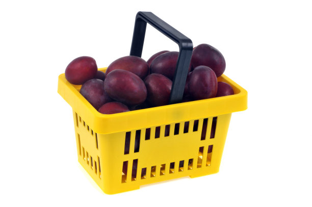 白色背景上的一篮李子图片下载