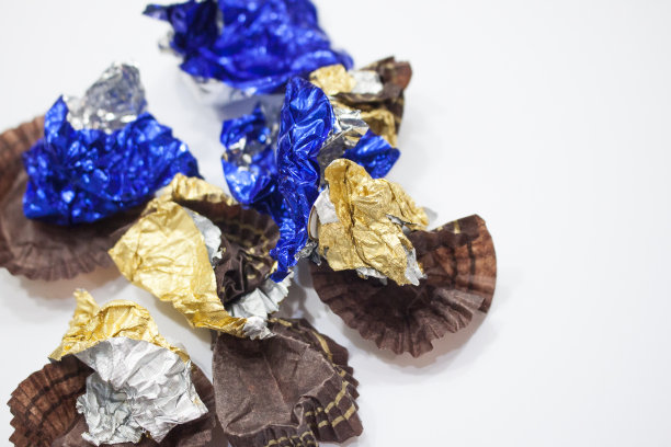 晚会结束后，吃完了糖果，装满了包装纸图片下载