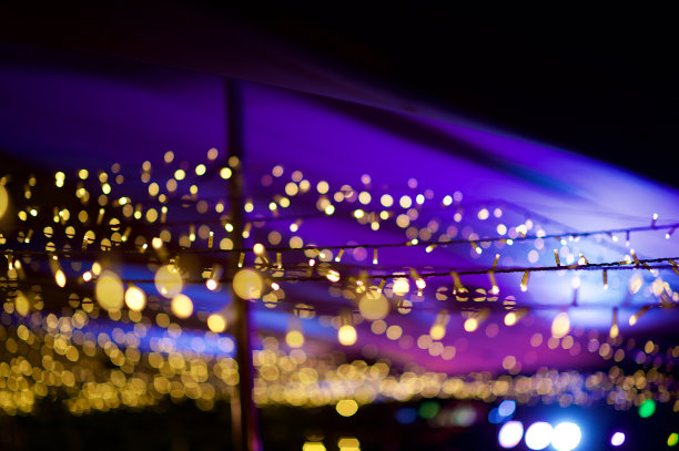 串仙灯在户外帐篷散焦紫色图片下载