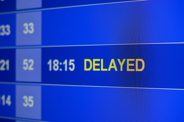 航班延误到达离港板显示离港航班，机场LED信息公告牌，显示短信，选择性聚焦图片下载