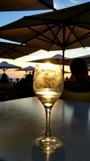 夕阳在我的酒杯里图片下载