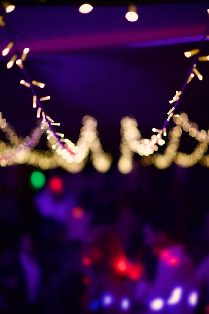 在室外帐篷的线仙女灯散焦图片下载