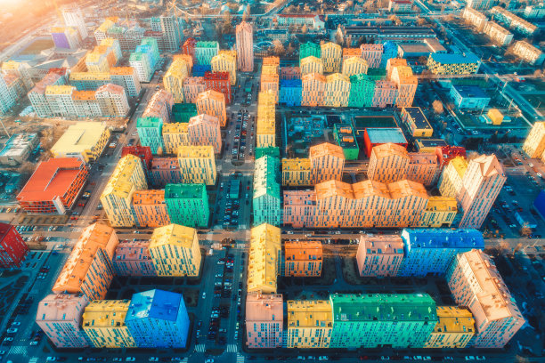 鸟瞰日落时分欧洲城市五颜六色的建筑。五颜六色的房子，街道上的汽车，基辅，乌克兰。前视图。城市景观。建筑航拍照片图片下载