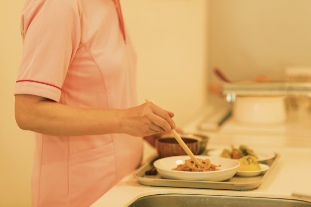 看护者准备吃饭图片下载