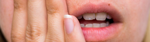 (全景)女人牙痛图片下载