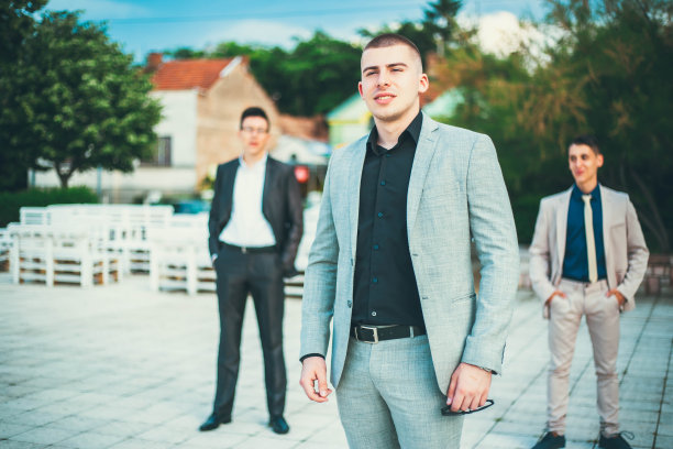 三个年轻人站在外面图片下载