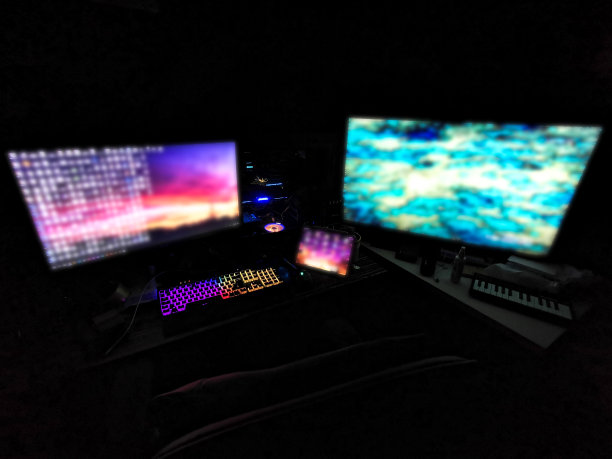 战斗站游戏钻机与多个显示器的玩家，编码员，矿工，设计师，渲染在一个黑暗的房间与RGB灯打开图片下载