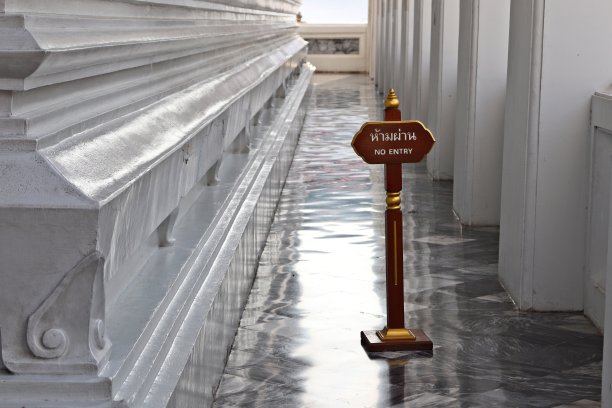 泰国曼谷卧佛寺内的“禁止入内”标志。Overtourism控制。图片下载