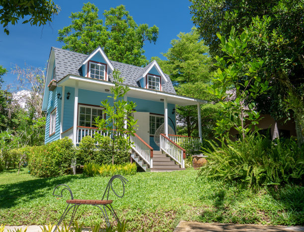 现代风格的酒店度假树之间图片下载