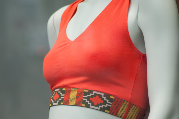 在时装店的女装陈列室里，模特穿着橙色运动胸罩图片下载