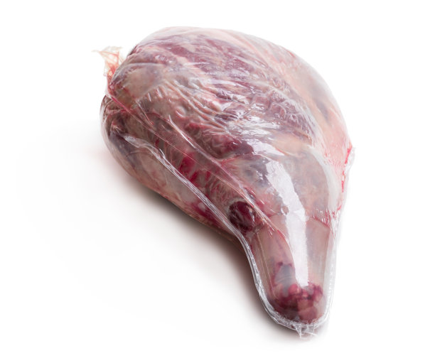 真空包装的生羊腿上隔离白色图片下载