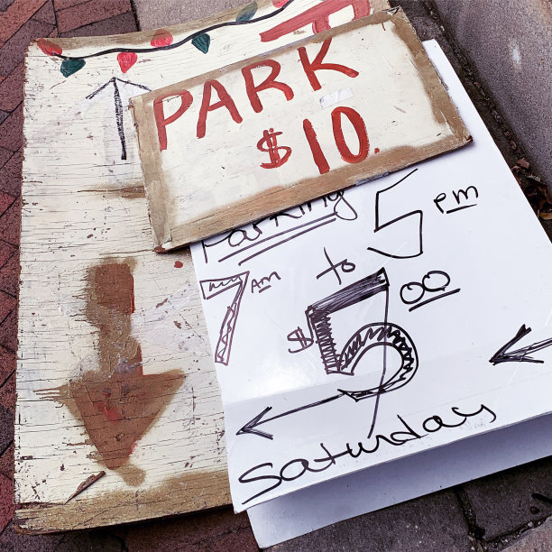 地面上的停车标志市中心的地面上图片下载