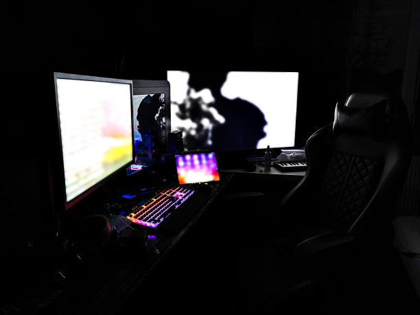 战斗站游戏钻机与多个显示器的玩家，编码员，矿工，设计师，渲染在一个黑暗的房间与RGB灯打开图片下载
