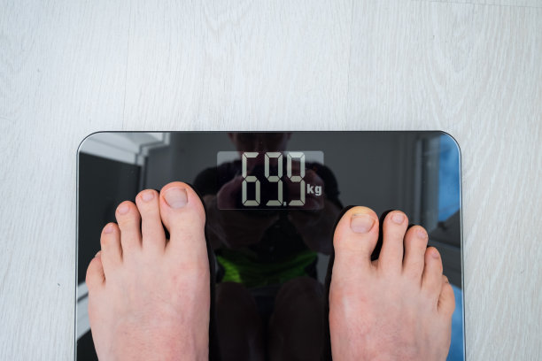 站在磅秤上的人图片下载