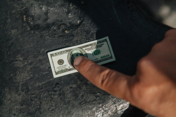 手指按下小铁皮表面图片下载