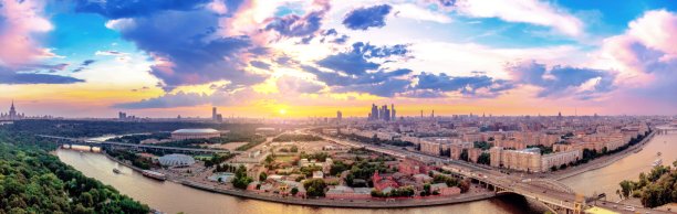 Wde角度的日落全景莫斯科与云倒影在城市河流，游船和桥梁图片下载