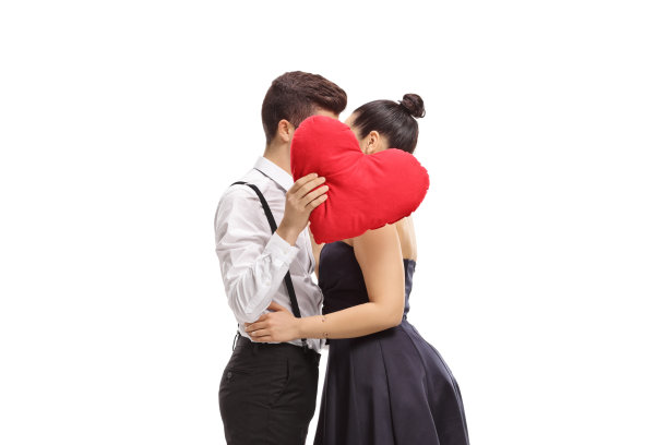 优雅的青年男女在背后亲吻一颗心图片下载