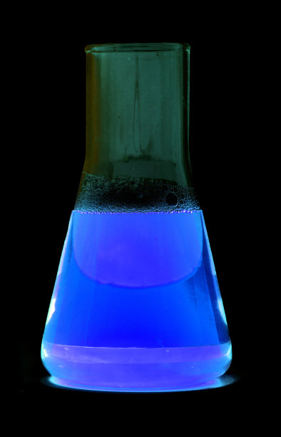 用蓝色化学试剂在白色背景上蒸馏图片下载