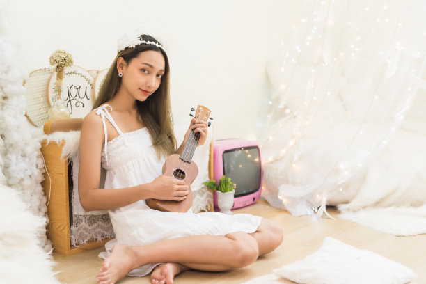 美丽的女人弹奏尤克里里原声歌曲图片下载